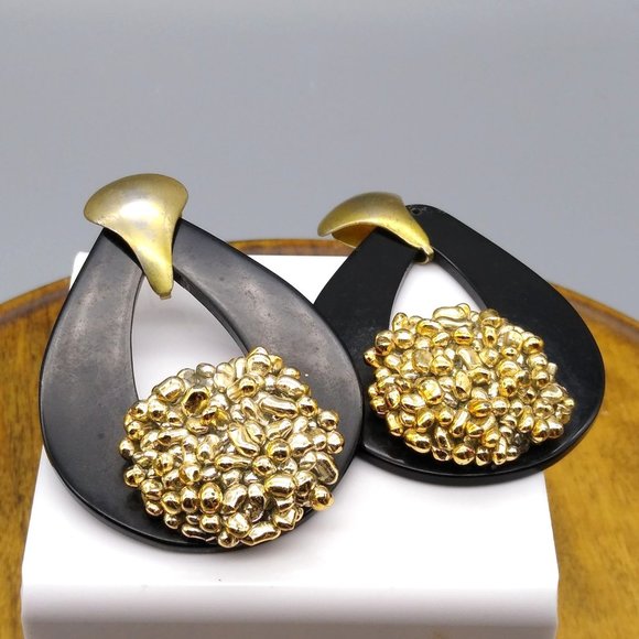 Vintage Teardrop Doorknocker Earrings, Gold Tone and Black with Popcorn Lucite - Picture 2 of 5